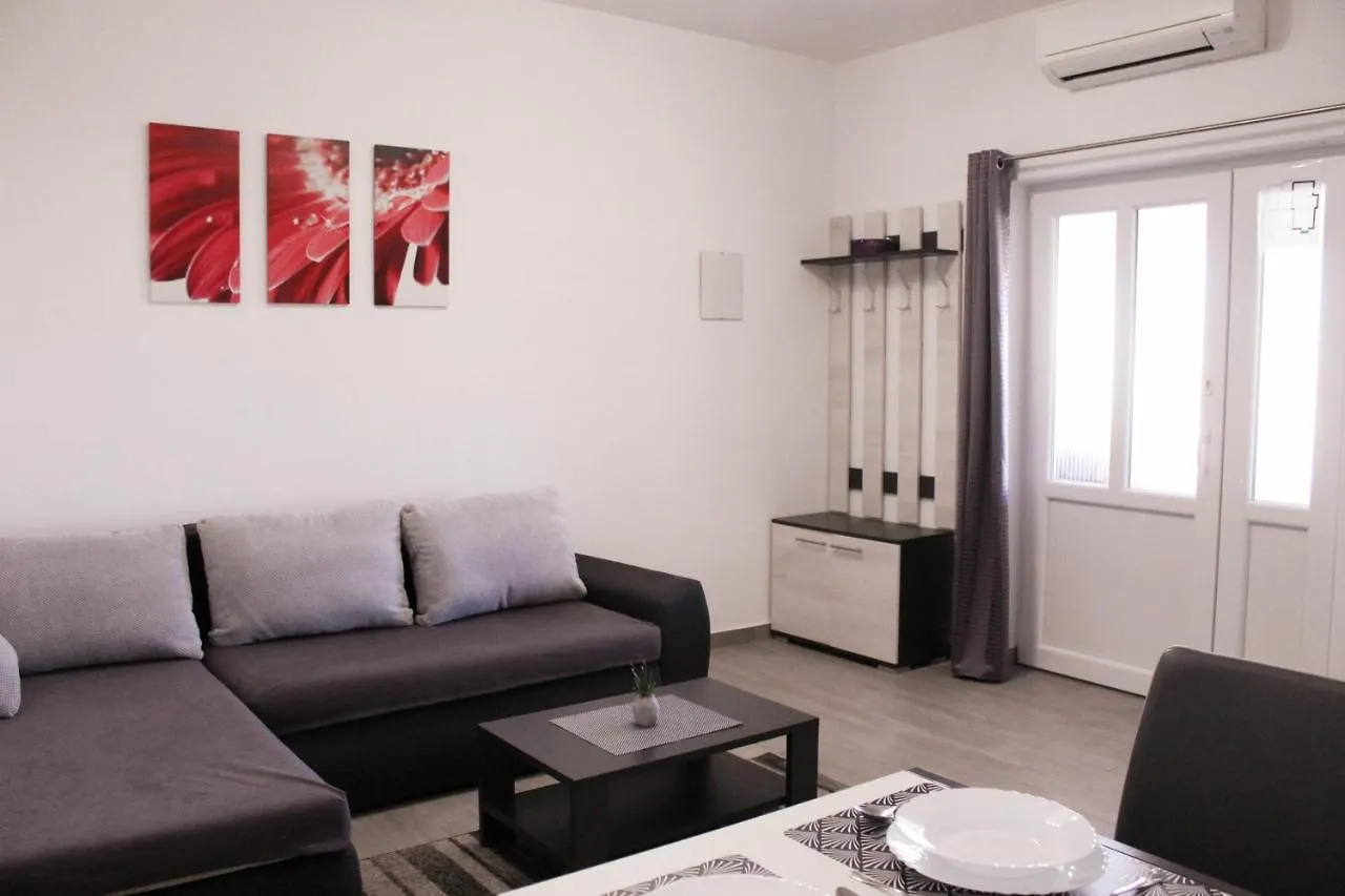 شقة Apartmani Mladenka مالينسكا