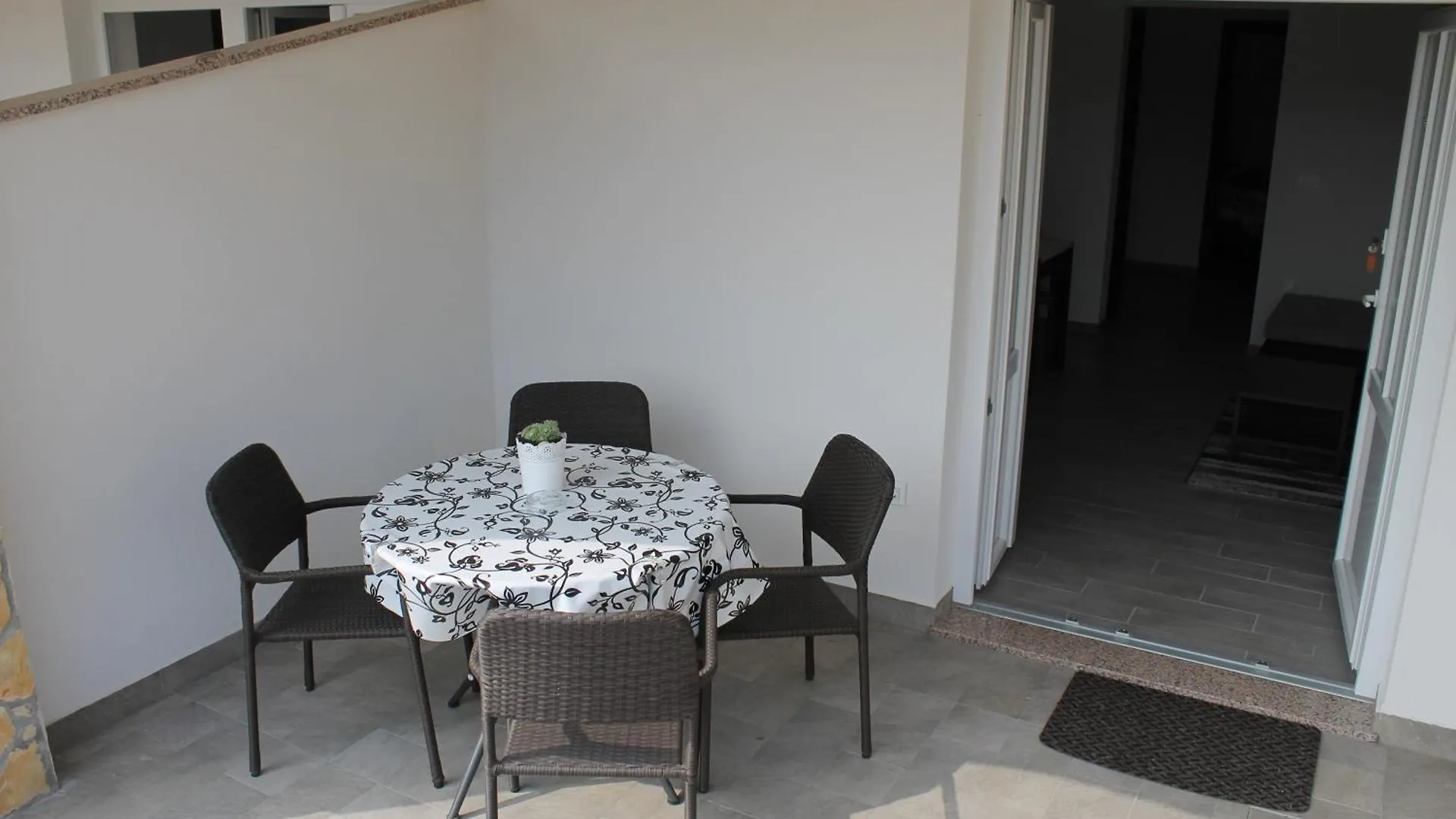شقة Apartmani Mladenka مالينسكا